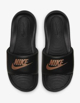 CHANCLA NIKE VICTORI ONE WOMEN'S SLIDE, NEGRA/BRON