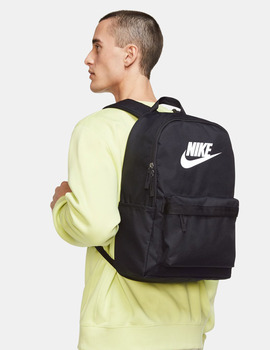 MOCHILA NIKE NEGRA (25L)