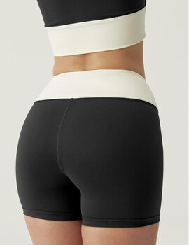 short born living yoga VIKIKA TAY, negro/blanco
