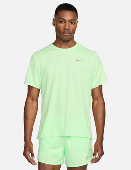 camiseta técnica nike manga corta  MILER MEN'S DRI-FIT verde