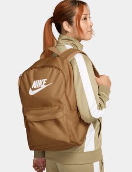 mochila nike  HERITAGE BACKPACK (25L), camel