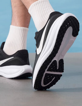 zapatilla running hombre nike REVOLUTION 8 negro/blanco