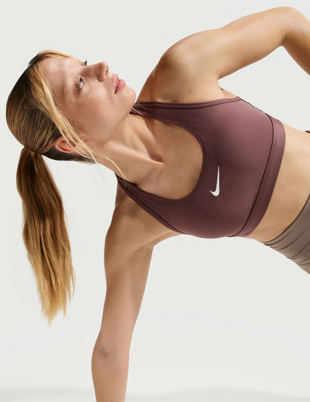 sujetador deportivo nike SWOOSH MEDIUM SUPPORT marrón